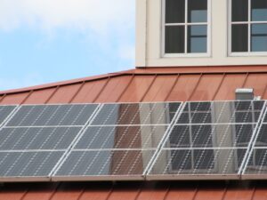Bilden visar solceller monterade på ett tegelrött tak