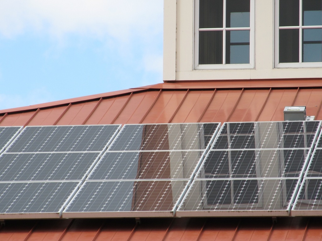 Bilden visar solceller monterade på ett tegelrött tak